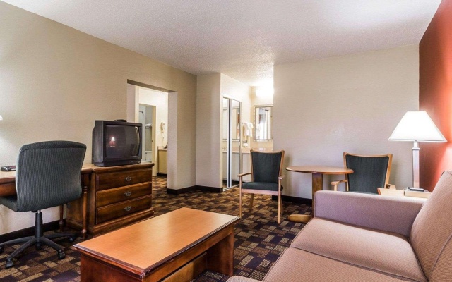 photo 3 of Econo Lodge Inn & Suites