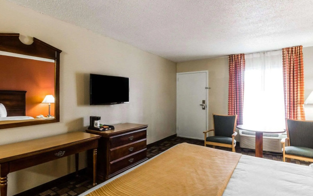 photo 4 of Econo Lodge Inn & Suites