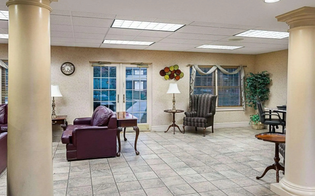 photo 2 of Quality Inn & Suites Skyways