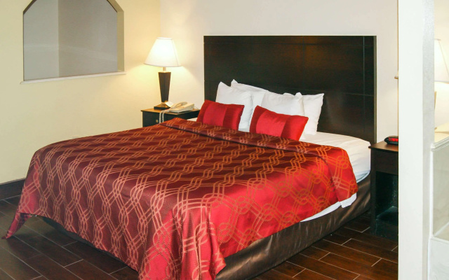 photo 5 of Econo Lodge Inn & Suites West - Energy Corridor