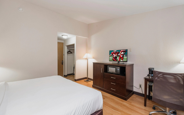 photo 4 of Red Roof Inn & Suites Mt Holly - McGuire AFB