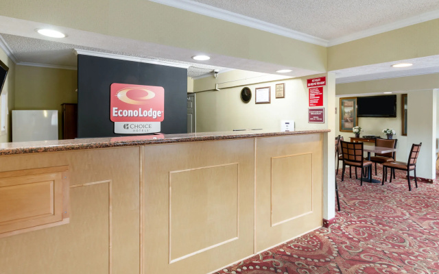 photo 2 of Econo Lodge Huntington - Barboursville University Area