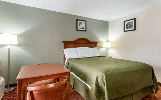 photo 5 of Econo Lodge Huntington - Barboursville University Area