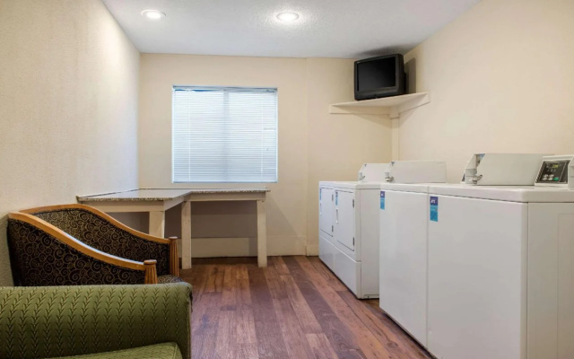 photo 2 of Quality Inn Airport