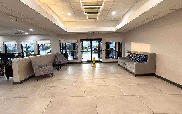 photo 2 of Quality Inn & Suites Baton Rouge West – Port Allen