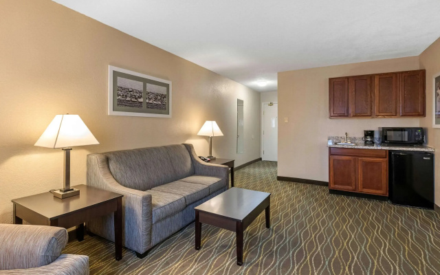 photo 2 of Quality Inn & Suites Des Moines - Merle Hay Road