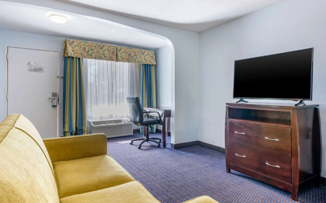 photo 3 of Quality Inn Sarasota North Near Lido Key Beach