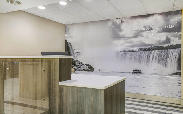 photo 2 of La Quinta Inn & Suites by Wyndham Batavia