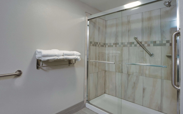 photo 4 of La Quinta Inn & Suites by Wyndham Batavia