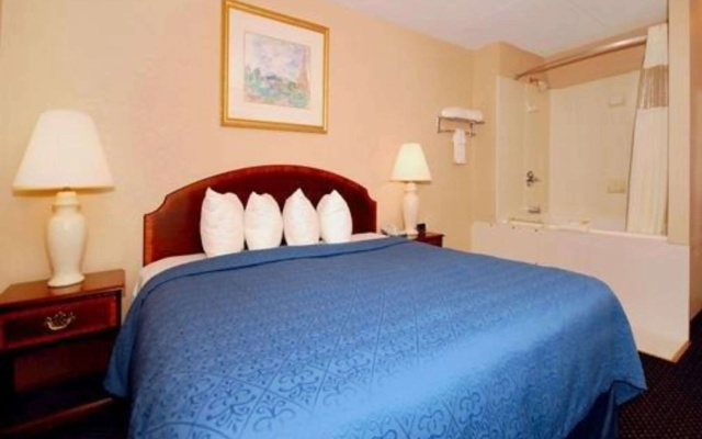 photo 3 of Econo Lodge Inn & Suites Waterloo Downtown