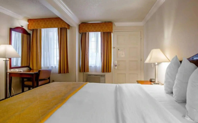 photo 2 of Arbor Inn Monterey