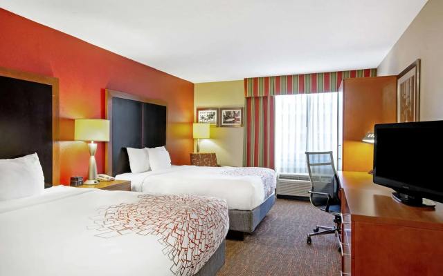 photo 3 of La Quinta Inn & Suites by Wyndham Williamsburg Historic Area