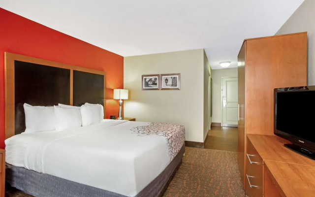photo 4 of La Quinta Inn & Suites by Wyndham Williamsburg Historic Area