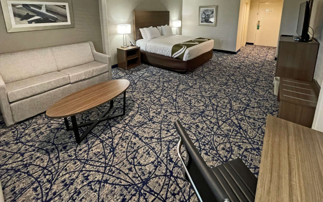 photo 3 of Quality Suites Houston Hobby Airport