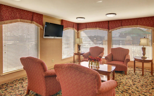 photo 2 of Quality Inn Marshall