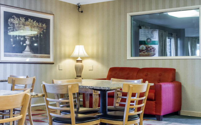 photo 3 of Quality Inn Oakland Airport