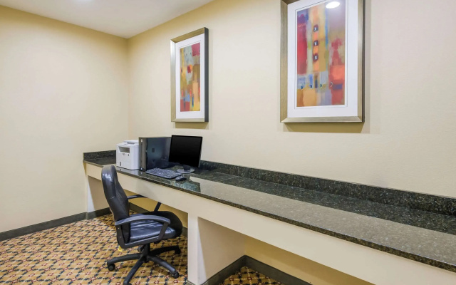 photo 5 of Quality Inn Roanoke Airport