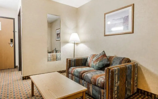 photo 2 of Comfort Inn & Suites Surprise Near Sun City West