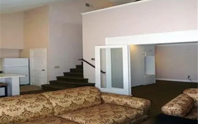 photo 2 of Quality Suites Anaheim Stadium