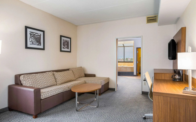photo 5 of Quality Suites Lansing West