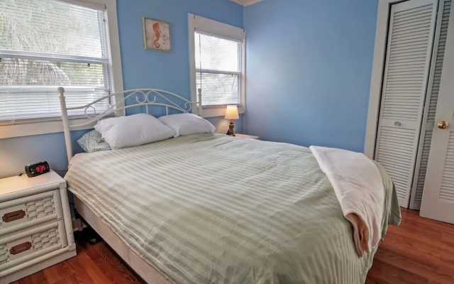 photo 4 of Quiet Cottage < 1/2 Mi to Gulf Coast & Boardwalk!