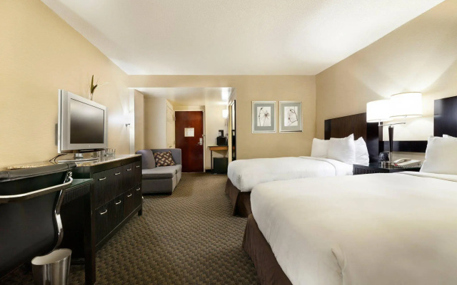 photo 5 of Doubletree By Hilton New York Jfk Airport Hotel