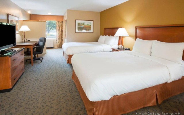 photo 2 of Hampton Inn Glendale Milwaukee, WI
