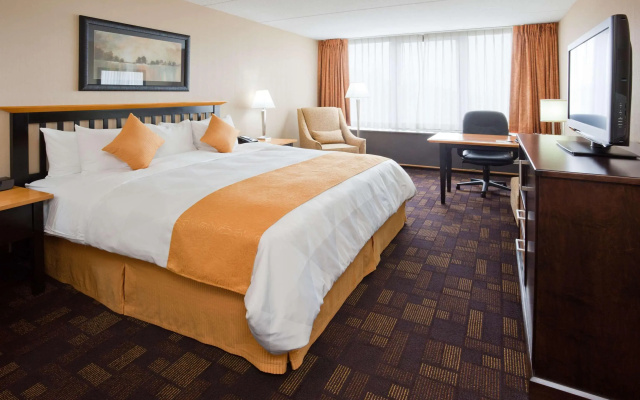 photo 2 of Radisson Hotel Milwaukee West