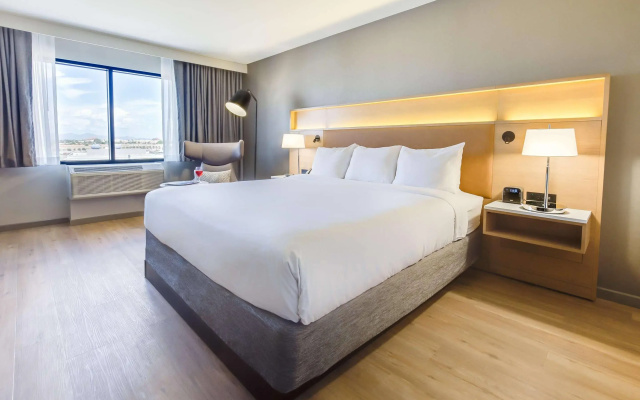 photo 5 of Radisson Hotel Phoenix Airport