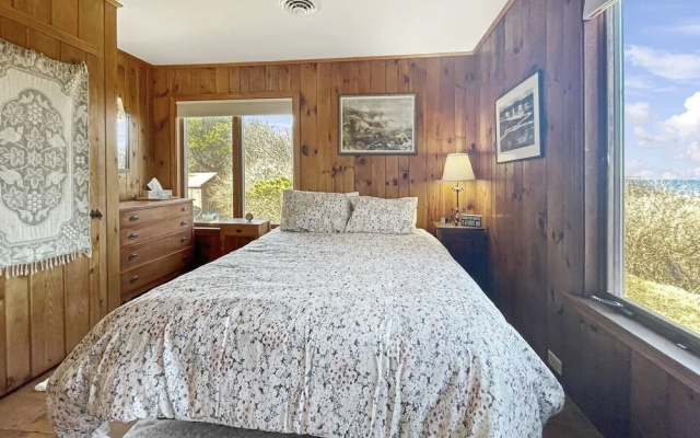 photo 5 of Ragged Rocks - Warm And Inviting Cottage With Uninterrupted Ocean Views 2 Bedroom Home by RedAwning