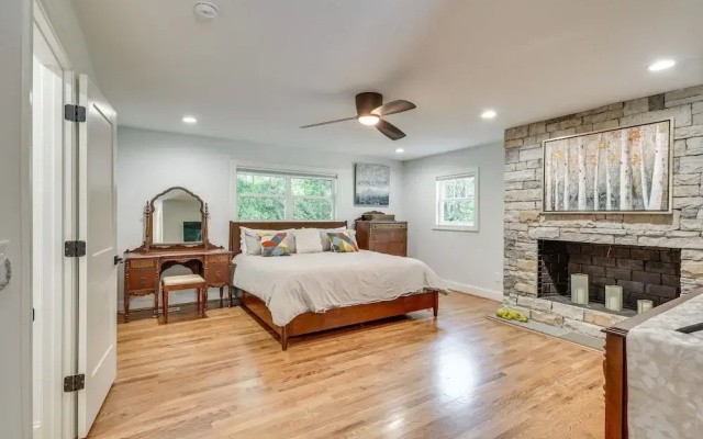 photo 3 of Raleigh Vacation Rental w/ Deck, Garden & Backyard