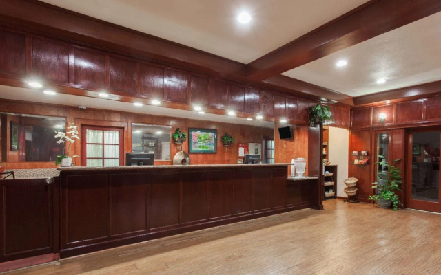 photo 2 of Capri Suites Anaheim