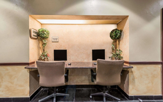 photo 2 of Holiday Inn Dallas Market Ctr Love Field by IHG