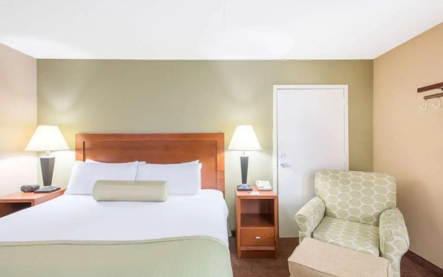photo 5 of Ramada Ellsworth