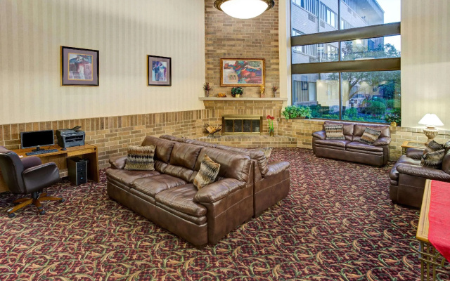 photo 2 of Holiday Inn Indianapolis Airport Area N by IHG