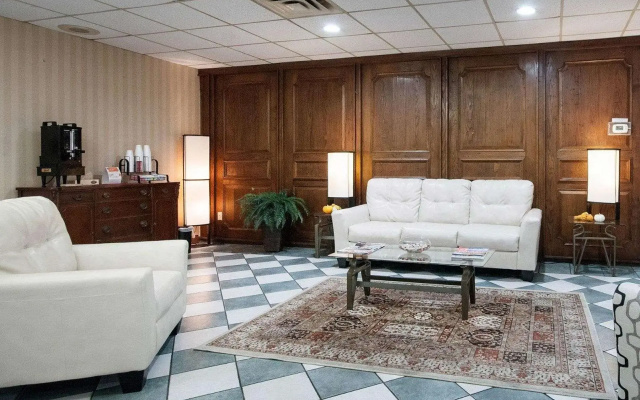 photo 3 of Rodeway Inn Indianapolis I-70