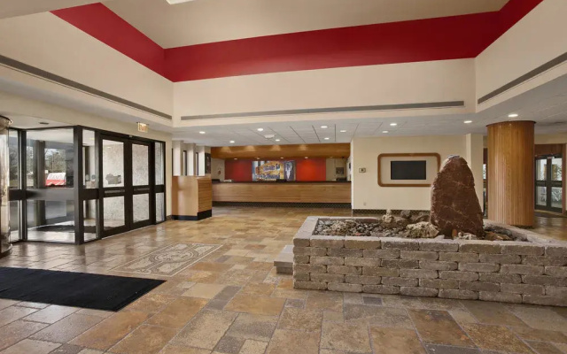 photo 2 of Ramada Kansas City Hotel And C