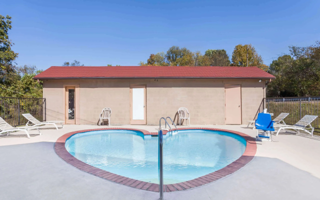 photo 2 of Travelodge by Wyndham Clarksville