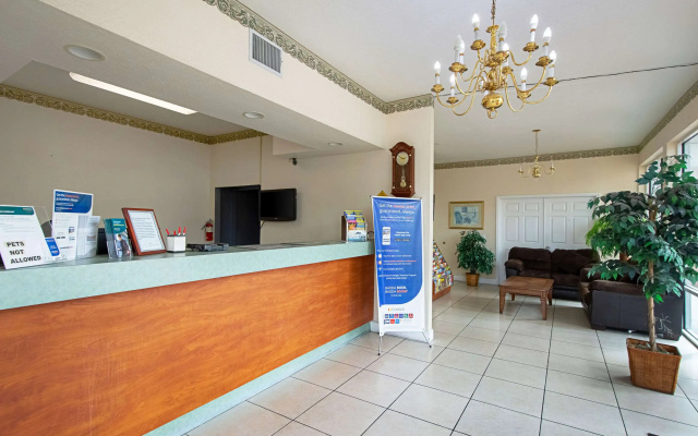 photo 2 of Econo Lodge Inn & Suites Clearwater Central