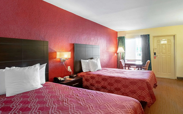 photo 4 of Econo Lodge Inn & Suites Clearwater Central