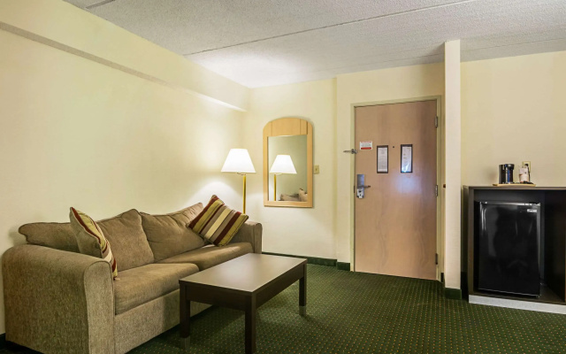 photo 3 of Quality Suites Atlanta Airport East