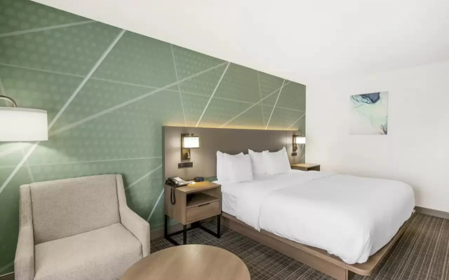 photo 5 of Comfort Inn & Suites Louisville Airport Fair & Expo