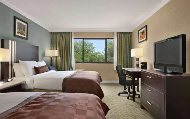 photo 2 of Ramada Plaza Holtsville Long Island (ex.crowne Plaza Long Island Macarthur Arpt)