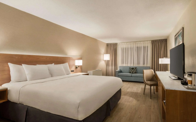 photo 3 of Radisson Hotel Milwaukee Airport