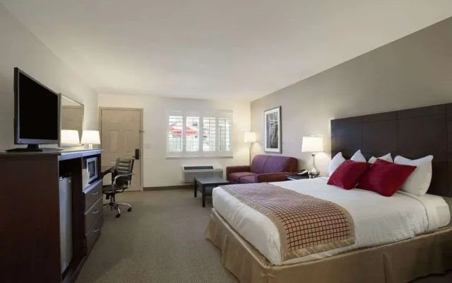 photo 4 of Ramada By Wyndham Tempe at Arizona Mills Mall