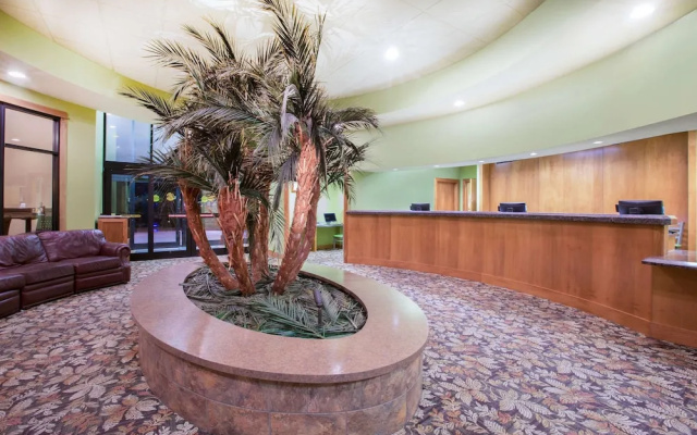photo 2 of Ramada Tropics Resort / Conference Center Des Moines