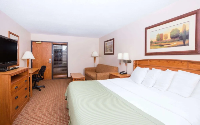 photo 4 of Ramada Tropics Resort / Conference Center Des Moines