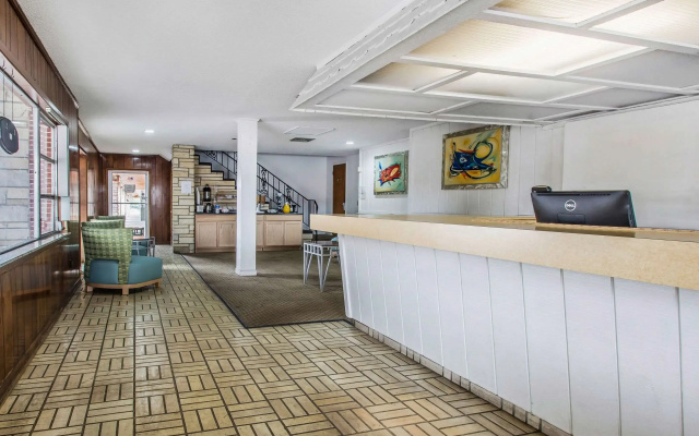 photo 2 of Rodeway Inn & Suites Winter Haven Chain Of Lakes