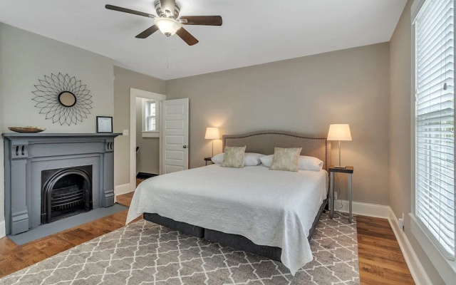 photo 4 of Recently Renovated Home In The Heart Of Bellevue! 2 Bedroom Home by RedAwning