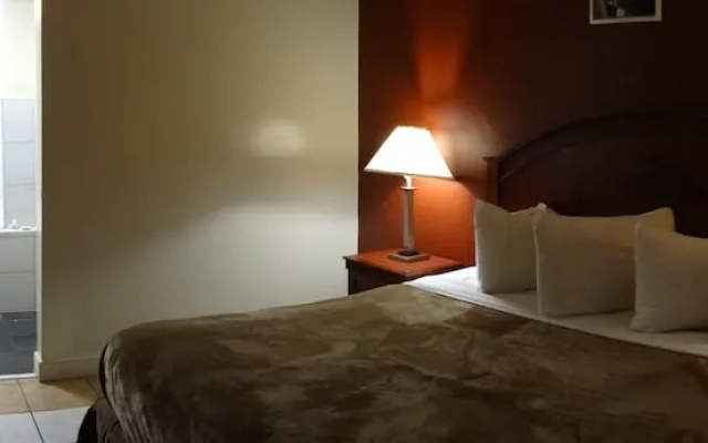 photo 5 of Red Apple Inn